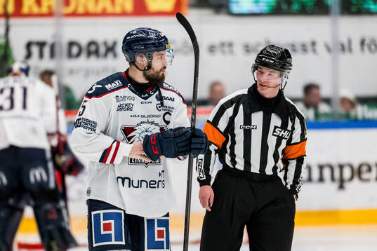 Linköpings Oscar Fantenberg och Domare Alexander Österberg