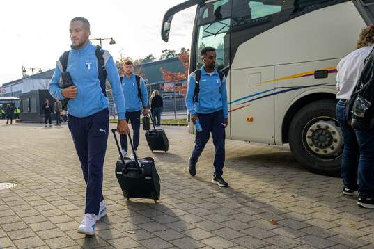 Malmö FFs  Martin Olsson anländer