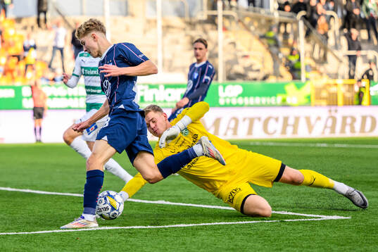 Västerås målvakt Johan Brattberg och Malmö FFs Hugo