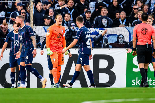 Malmö FFs målvakt Johan Dahlin reagerar