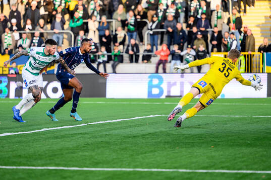 Malmö FFs Isaac Kiese Thelin och Västerås målvakt Johan