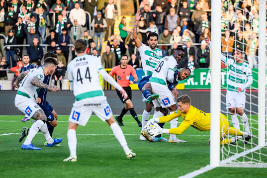 Malmö FFs Isaac Kiese Thelin och Västerås målvakt Johan