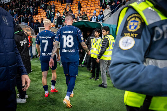 Malmö FFs Otto Rosengren och Pontus Jansson lämnar planen