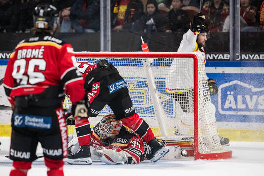 Brynäs Johan Larsson jublar bakom Luleås målvakt Joel