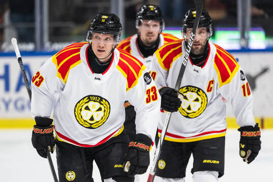 Brynäs Jakob Silfverberg och Johan Larsson jublar