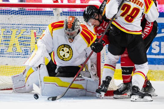 Brynäs målvakt Ludvig Persson och Luleås Markus Nurmi