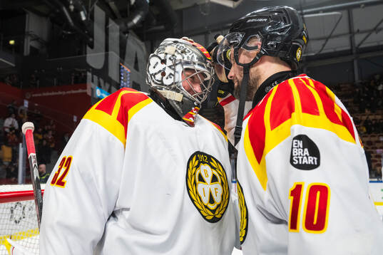 Brynäs målvakt Ludvig Persson och Johan Larsson jublar