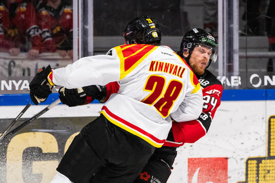 Brynäs Johannes Kinnvall och Luleås Brendan Shinnimin