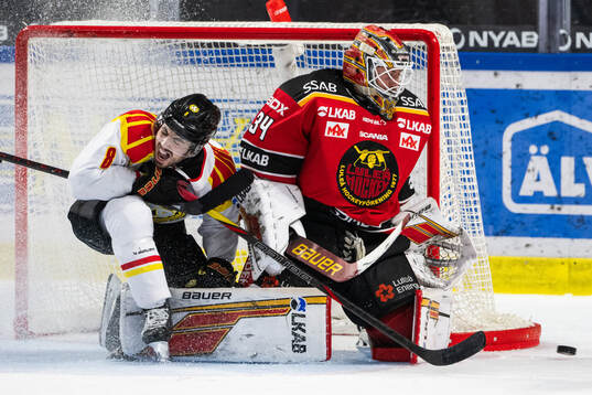 Brynäs Bobby Trivigno och Luleås målvakt Joel Lassinantti