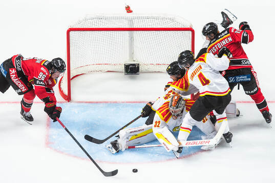 Luleås Pontus Andreasson och Brynäs målvakt Ludvig