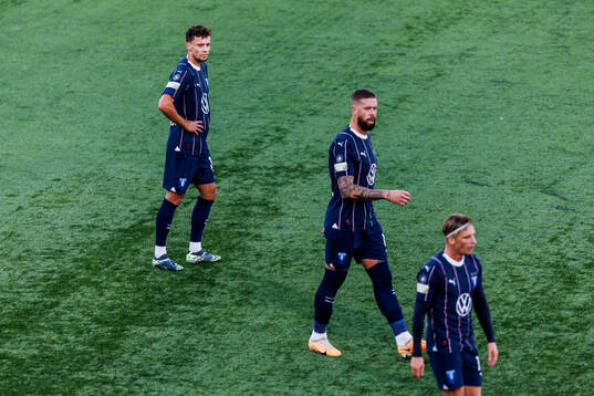 Malmö FFs Lasse Berg Johnsen och Pontus Jansson deppar