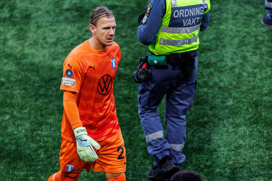Malmö FFs målvakt Johan Dahlin deppar