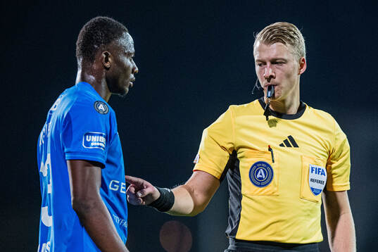 Halmstads Yannick Agnero och domare Adam Ladebäck