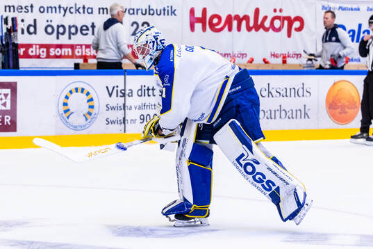 Leksands målvakt Marcus Gidlöf jublar