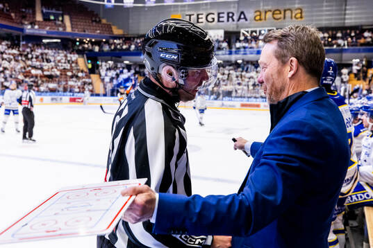 Linjedomare Daniel Persson och Leksands tränare Charles