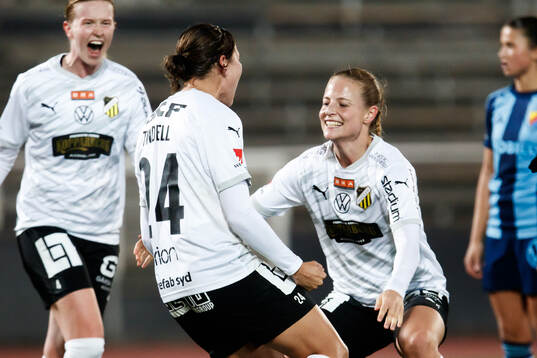 Häckens Tabby Tindell jublar
