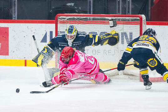 Modos Darcie Lappan och HV71s målvakt Lina Van Noort