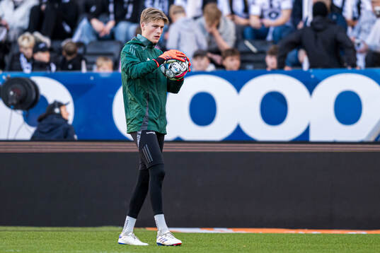 Sander Tangvik of Rosenborg warms up