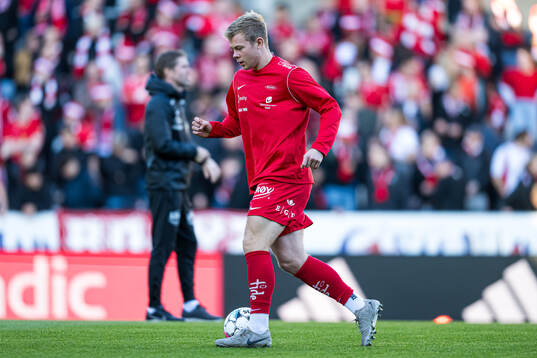 Aune Heggebø of Brann warms up