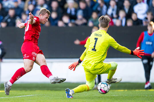 Aune Heggebø of Brann missing a chance to score