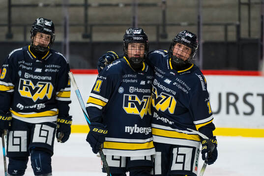 HV71s Alva Solberg och Tea Løkke Nyberg jublar