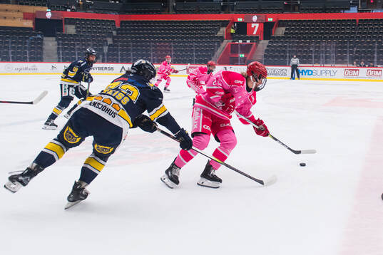 Modos Brooke Mcquigge och HV71s Kennedy Bobyck