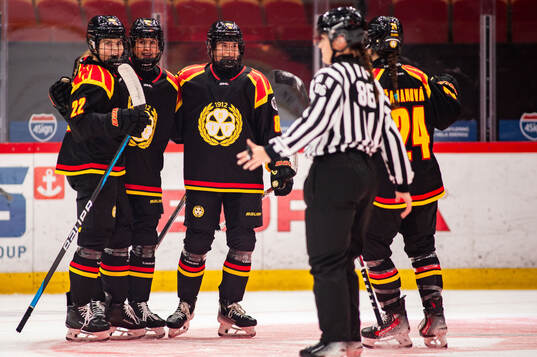 Brynäs Hanna Thuvik, Jenniina Nylund, Sanni Vanhanen och