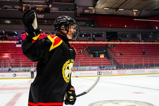 Brynäs Sanni Vanhanen jublar