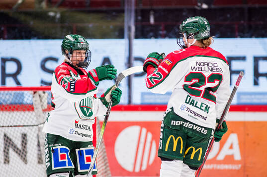 Frölundas Emilia Bergeby Hallbeck och Andrea Dalen jublar