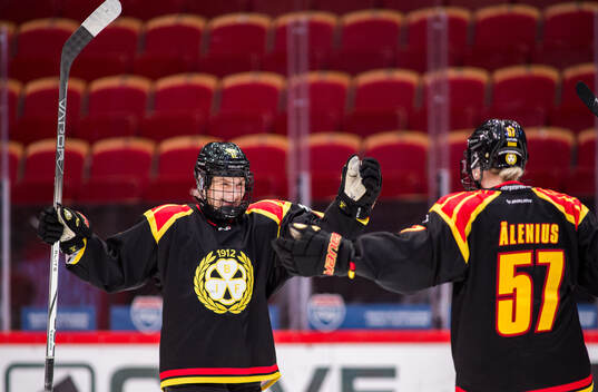 Brynäs Annie Silén och Maja Ålenius jublar