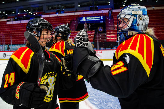 Brynäs Sara Cajanova och målvakt Ena Nystrøm jublar