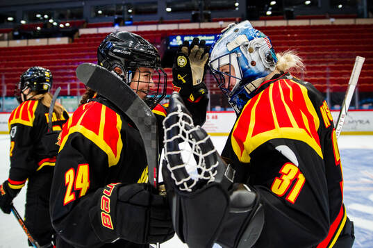 Brynäs Sara Cajanova och målvakt Ena Nystrøm jublar