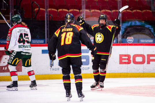 Brynäs Sanni Vanhanen jublar