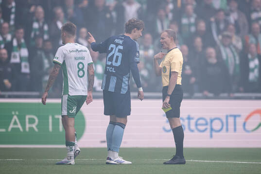 Djurgårdens Peter Therkildsen och Domare Fredrik Klitte