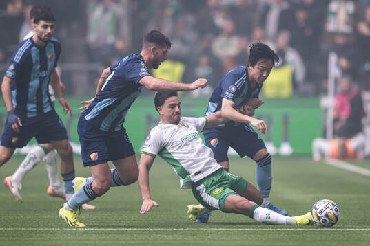 Djurgårdens Besard Sabovic och Tokmac Nguen mot Hammarbys