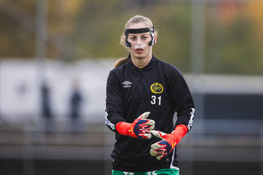 Elfsborgs målvakt Marlen Katharina Kelm med en ansiktsmask