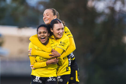 Elfsborgs Vanessa Lopez (v)  jublar med Stina Jensen (m)