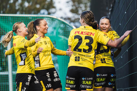 Elfsborgs Izabella Bergström (skymd) jublar med Hanna