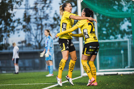 Elfsborgs Izabella Bergström (h) jublar med Alice Broman