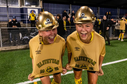 Elfsborgs Linn Sångberg och Alice Broman jublar