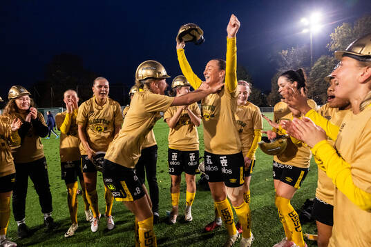 Elfsborgs Linn Sångberg och Stina Jensen jublar