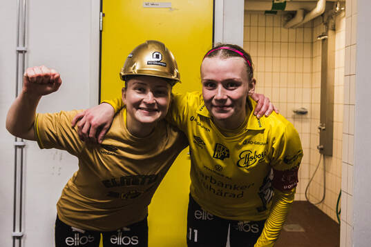 Elfsborgs Fanny Johansson och Leann Nyström jublar