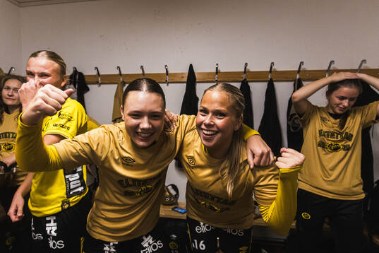Elfsborgs Hedvig Petersson och Cornelia Svensson jublar