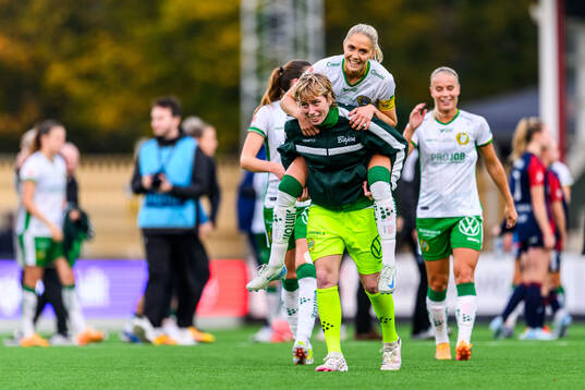 Hammarbys målvakt Moa Edrud och Alice Carlsson