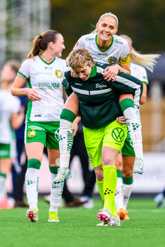Hammarbys målvakt Moa Edrud och Alice Carlsson jublar