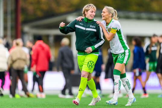 Hammarbys målvakt Moa Edrud och Alice Carlsson jublar