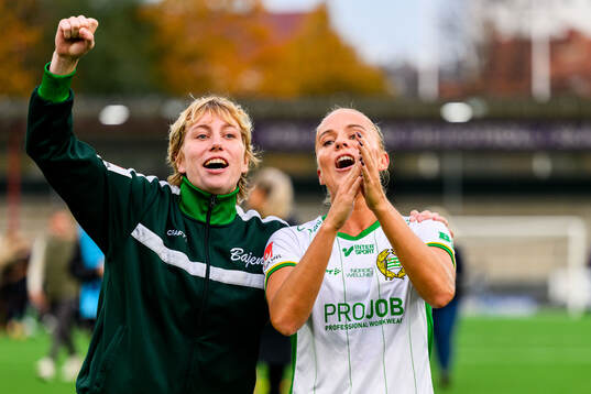 Hammarbys målvakt Moa Edrud och Alice Carlsson jublar