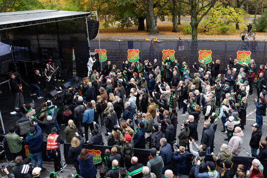 Bandet Attentat uppträder utanför Gamla Ullevi