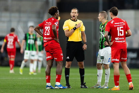 Domare Victor Wolf pratar med Värnamos Samuel Kotto och