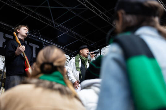 Bandet Attentat uppträder utanför Gamla Ullevi